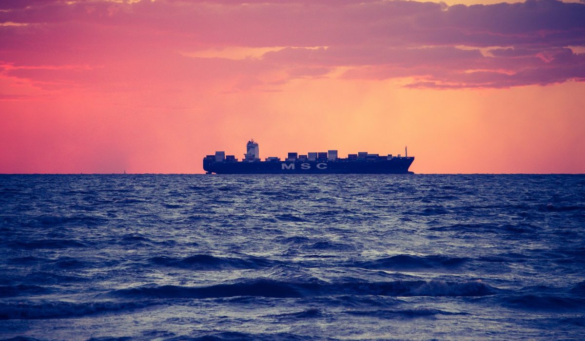 Containerschiff bei Sonnenuntergang auf See – Ägypten: Sisi will Mandat zur Verteidigung Saudi-Arabiens
