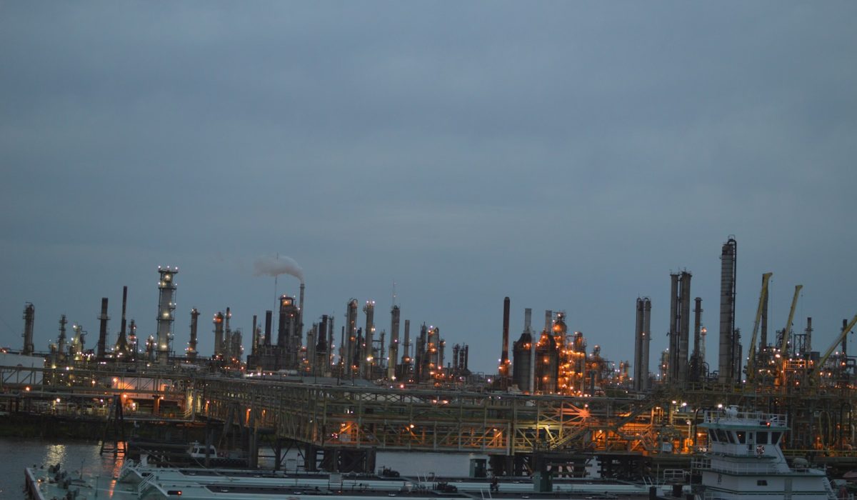 Raffinerieanlage in der Dämmerung – Angriffe in Saudi-Arabien: USA ziehen Diplomaten ab, Brent steigt über 110 Dollar