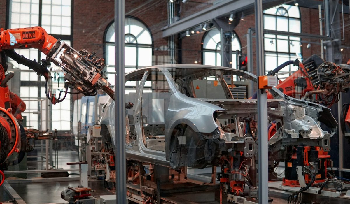 Autofertigung mit Industrierobotern in einer Fabrikhalle – Audi baut erstes US-Werk in Georgia