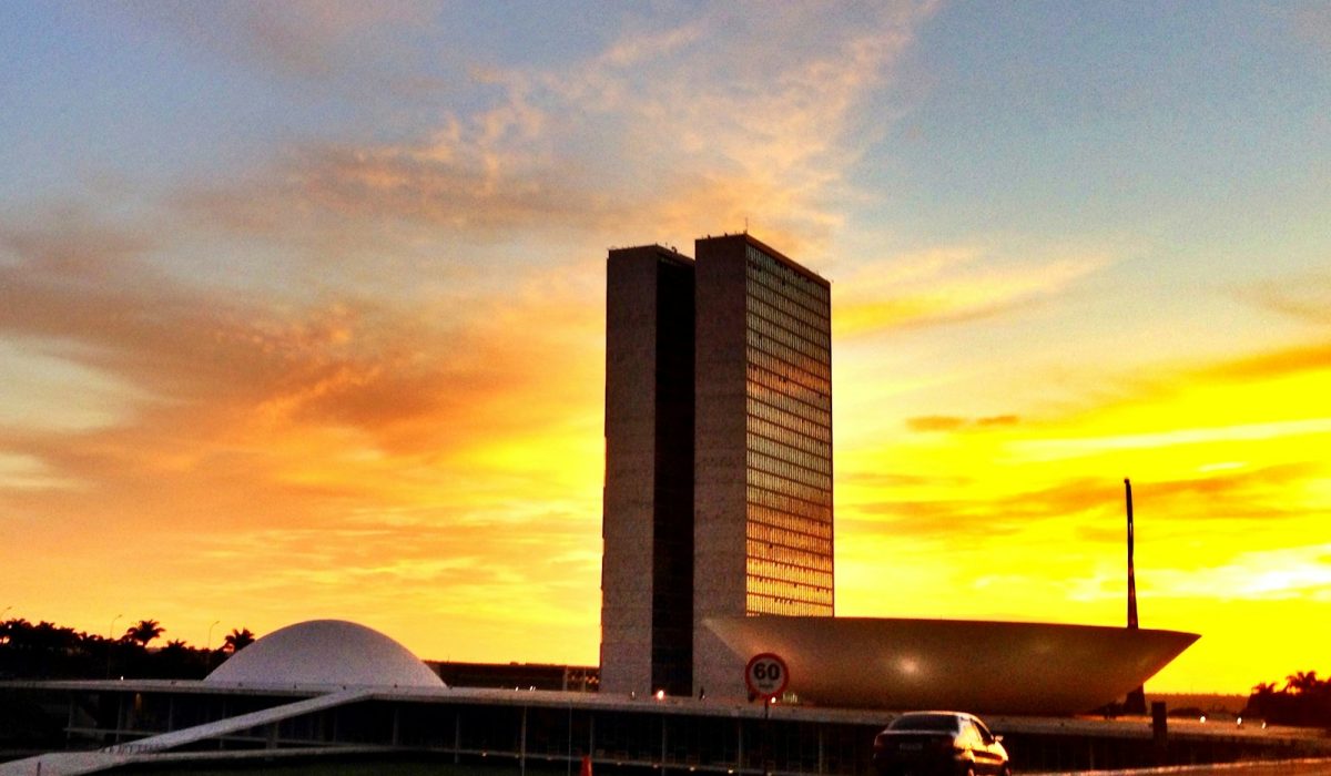 Straßen und Gebäude von Brasília im Sonnenuntergang – Brasilien wählt in der Stichwahl zwischen Lula und Flávio Bolsonaro