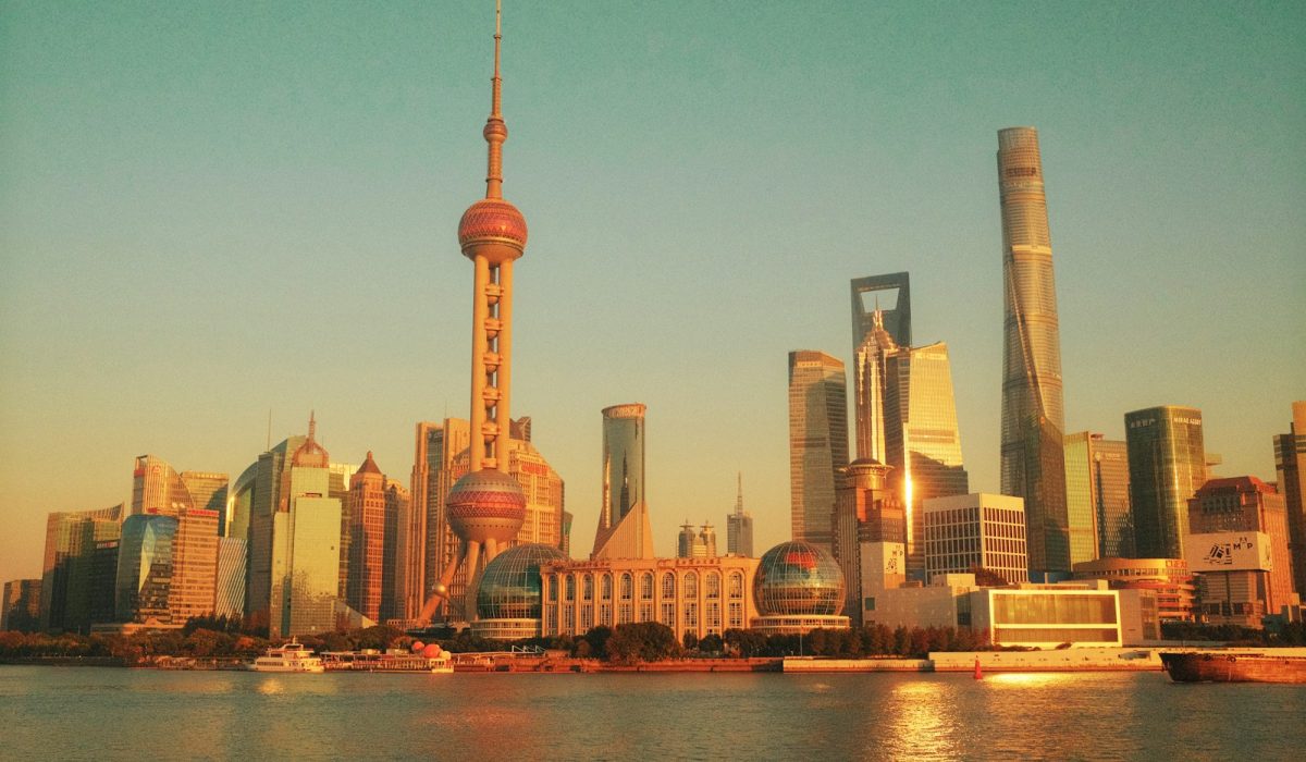 Skyline von Shanghai mit Finanzviertel Lujiazui bei Sonnenuntergang – Chinas Leitindex CSI 300 im Bärenmarkt