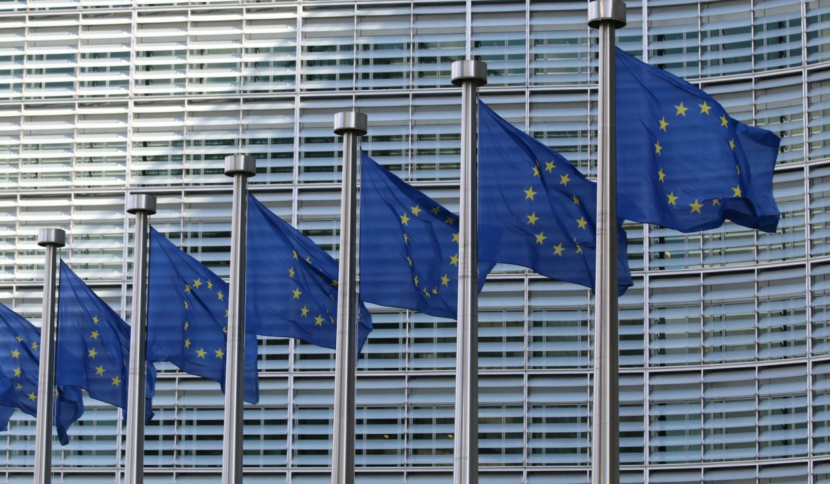 Reihe von EU-Flaggen – EU-Gipfel endet ohne Haushaltsdeal, neue Handelsschutz-Instrumente gegen China
