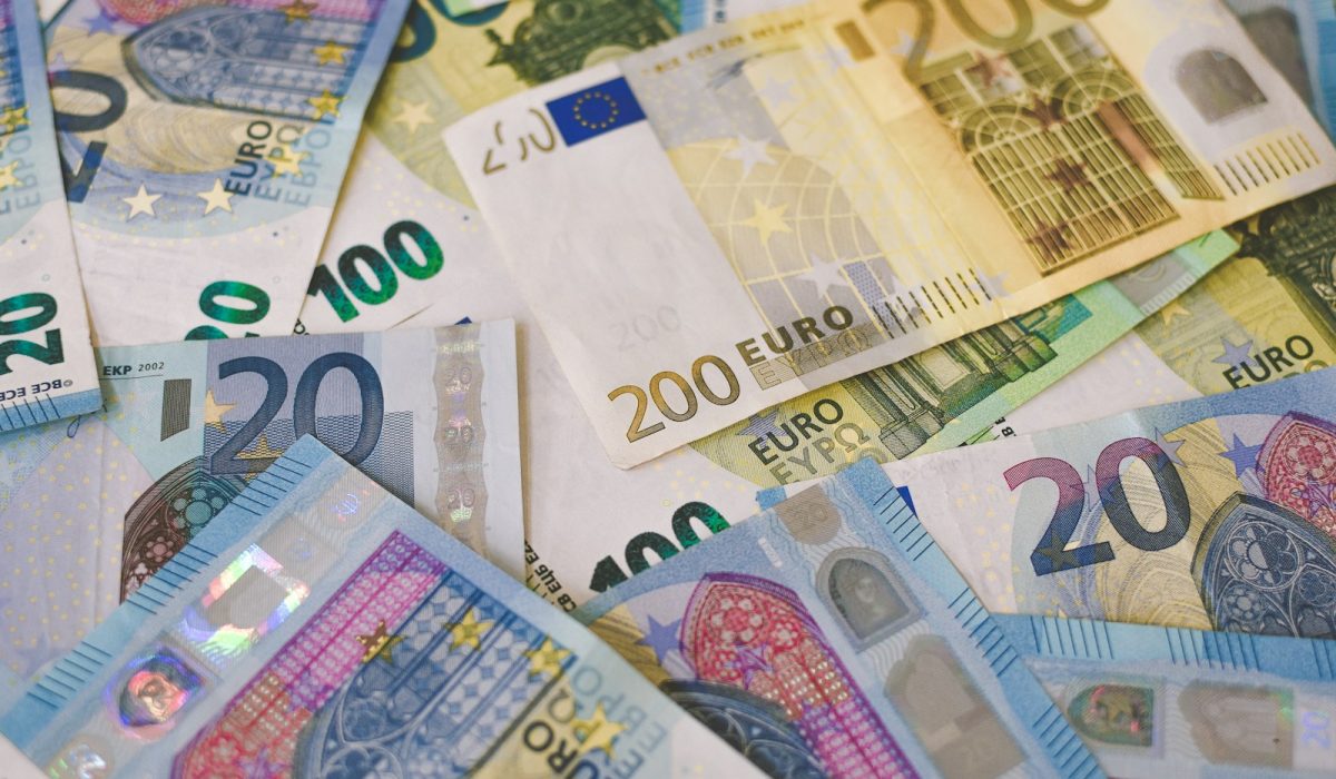 Euro-Banknoten in warmen Farbtönen als Symbol für den Euro-Dollar-Wechselkurs 2026