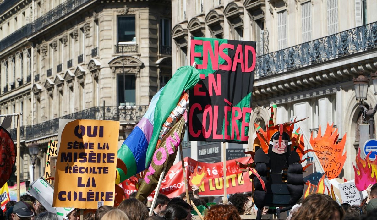 Demonstration in Paris mit Protestschildern – 410.000 bei Protesten in Frankreich