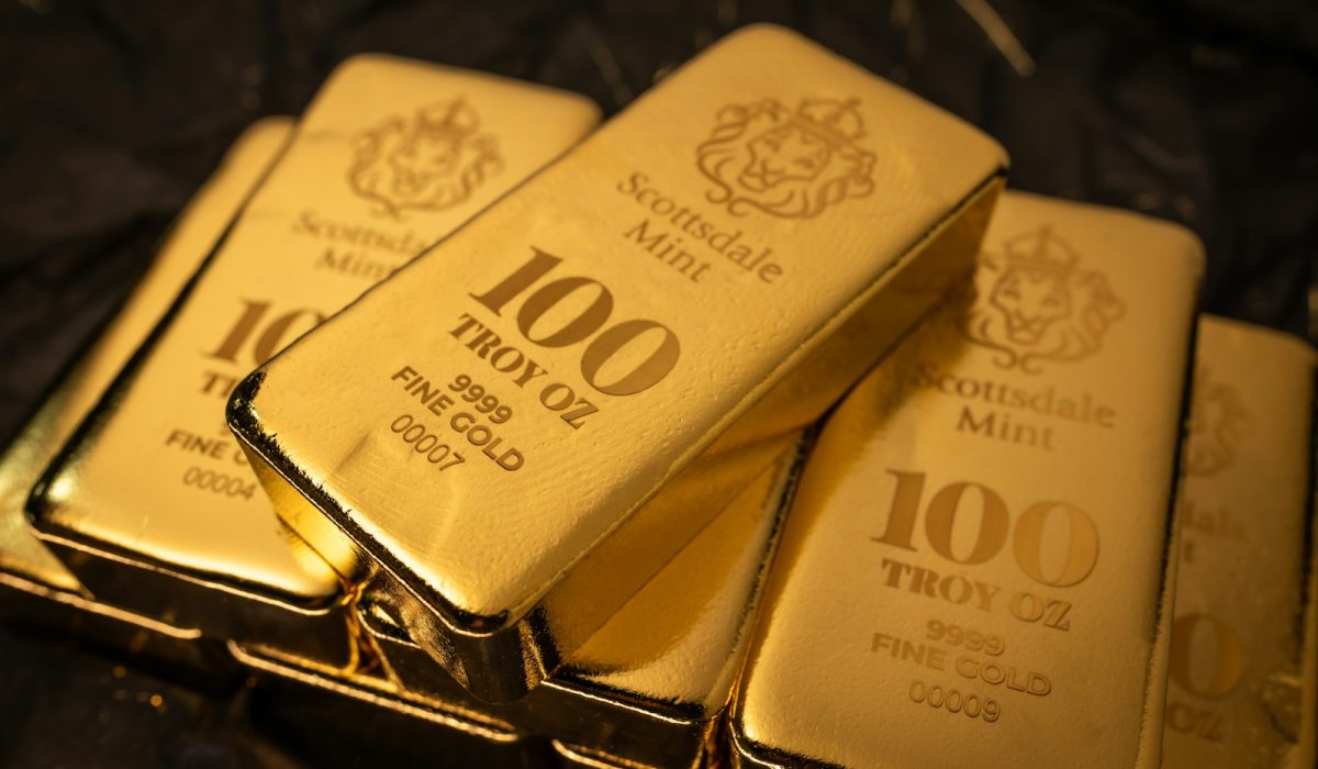 Gestapelte Feingoldbarren – sichere Lagerung von Gold im Tresor, Schließfach oder Zollfreilager