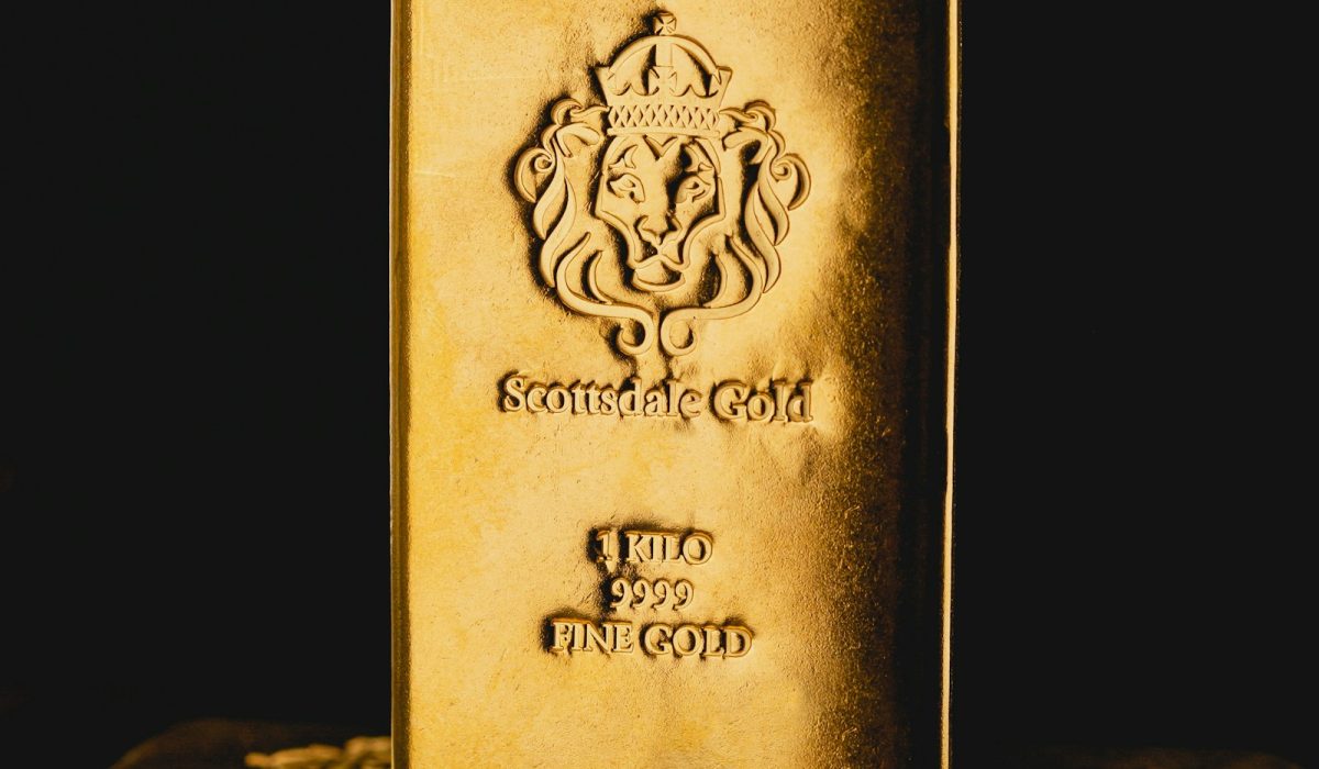 Gestapelte Goldbarren in warmem goldenem Licht - Symbolbild zum Artikel Gold und Silber 2026