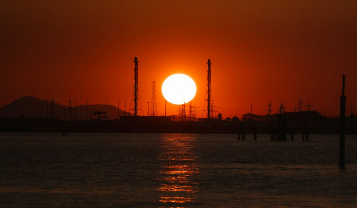 Industrieanlagen am Meer im Abendlicht – Huthis melden Angriffe auf Saudi-Ölanlagen und Ost-West-Pipeline