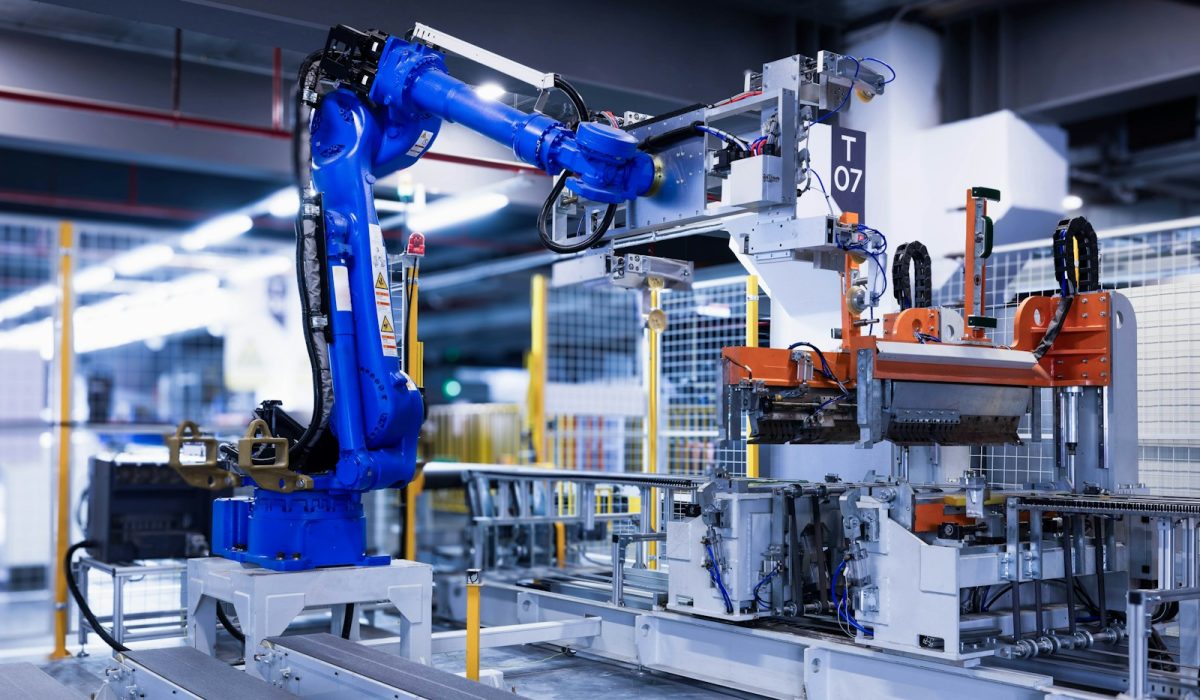 Industrieroboter in einer Fabrikhalle – ifo-Geschäftsklima steigt sechsten Monat in Folge, Industrie erstmals seit drei Jahren im Plus