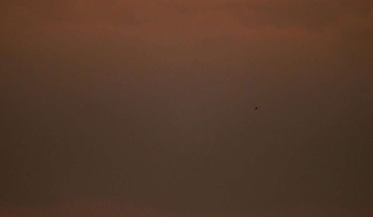 Schiff auf dem Meer im goldenen Abendlicht – Iran: Peseschkian gibt USA Schuld an geplatztem Zwischenabkommen