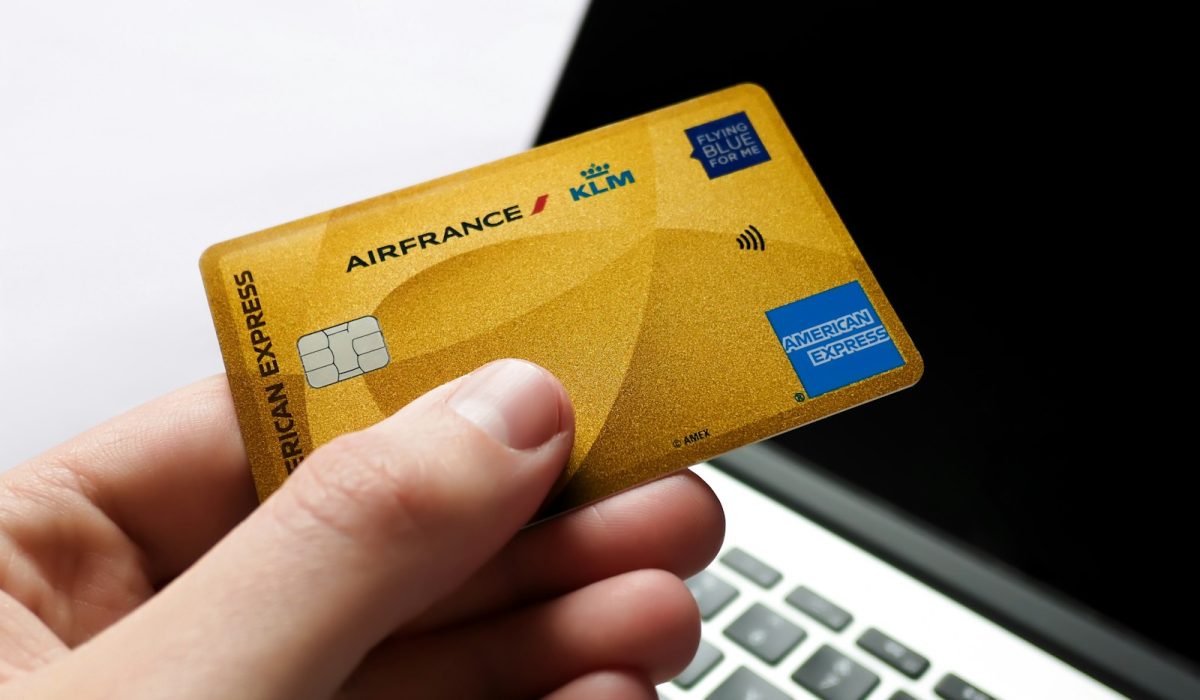 Goldene Kreditkarte in der Hand – kostenlose Kreditkarte 2026 im Vergleich
