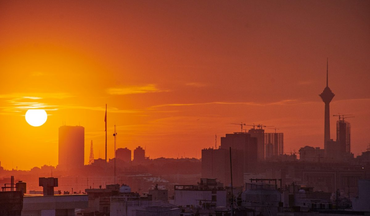 Großstadt-Skyline im orangen Abendlicht – Symbolbild: Iran, Saudi-Arabien, Türkei und Pakistan vereinbaren weitere Sicherheitsgespräche in Teheran