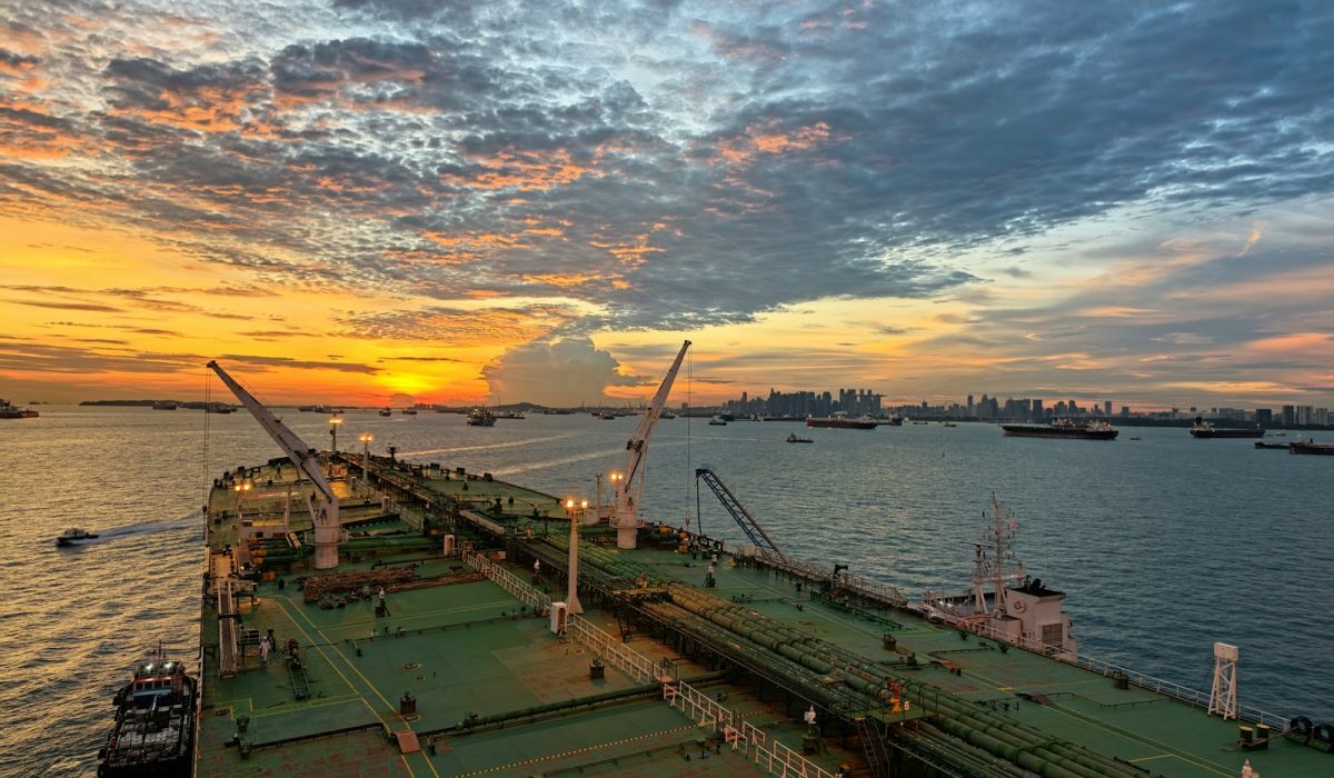 Tanker läuft bei Sonnenuntergang in einen Hafen ein – Trump schließt Iran-Angriff für Sonntag aus