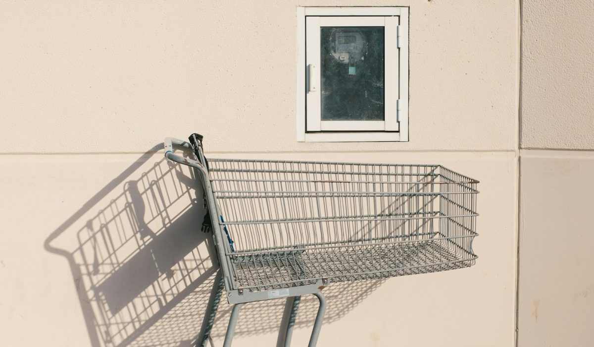Einkaufswagen mit langem Schatten – US-Verbraucherstimmung nahe Rekordtief, Inflationserwartung steigt auf 4,7 %