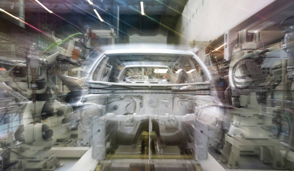 Fertigungsstraße mit Industrierobotern in einem Autowerk – VW will weitere 12.000 Stellen streichen, IG Metall droht mit Arbeitskampf