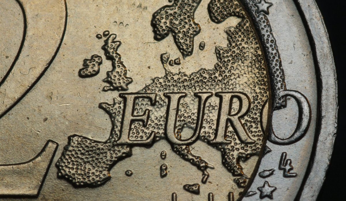 2-Euro-Münze in Nahaufnahme – Bundesbank: Inflation bleibt bis ins nächste Jahr merklich erhöht