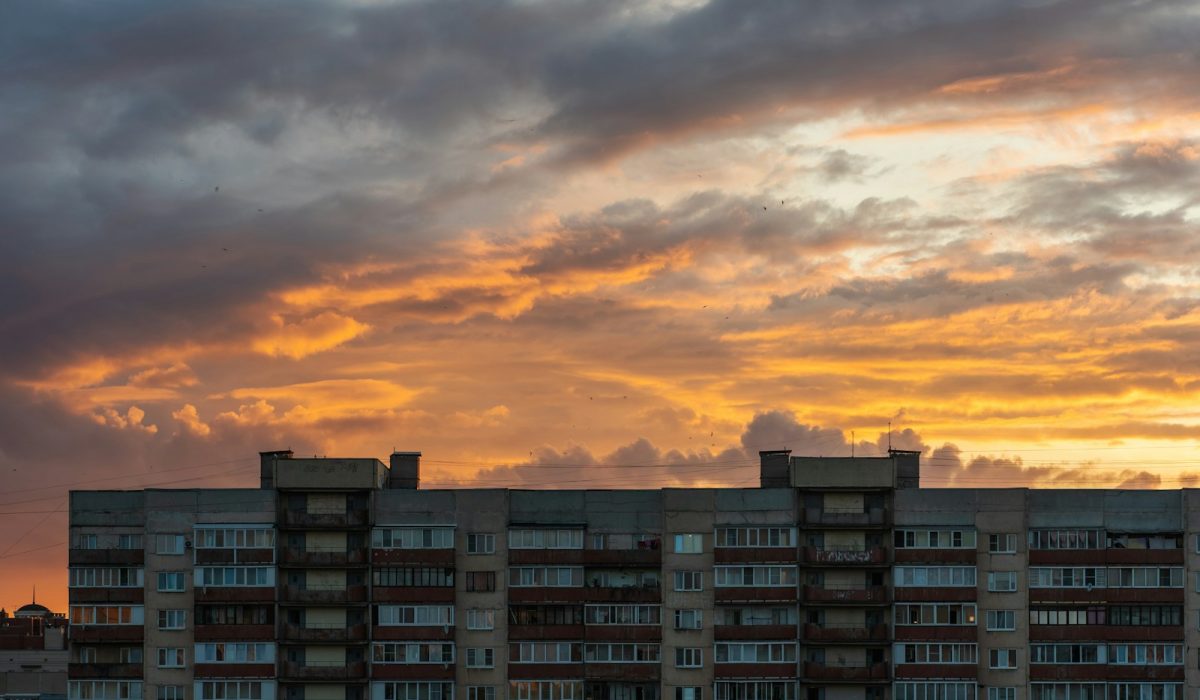 Mehrfamilienhaus mit vermieteten Wohnungen im warmen Abendlicht - Symbolbild zum Artikel Cashflow-Optimierung fuer Vermieter in Berlin 2026