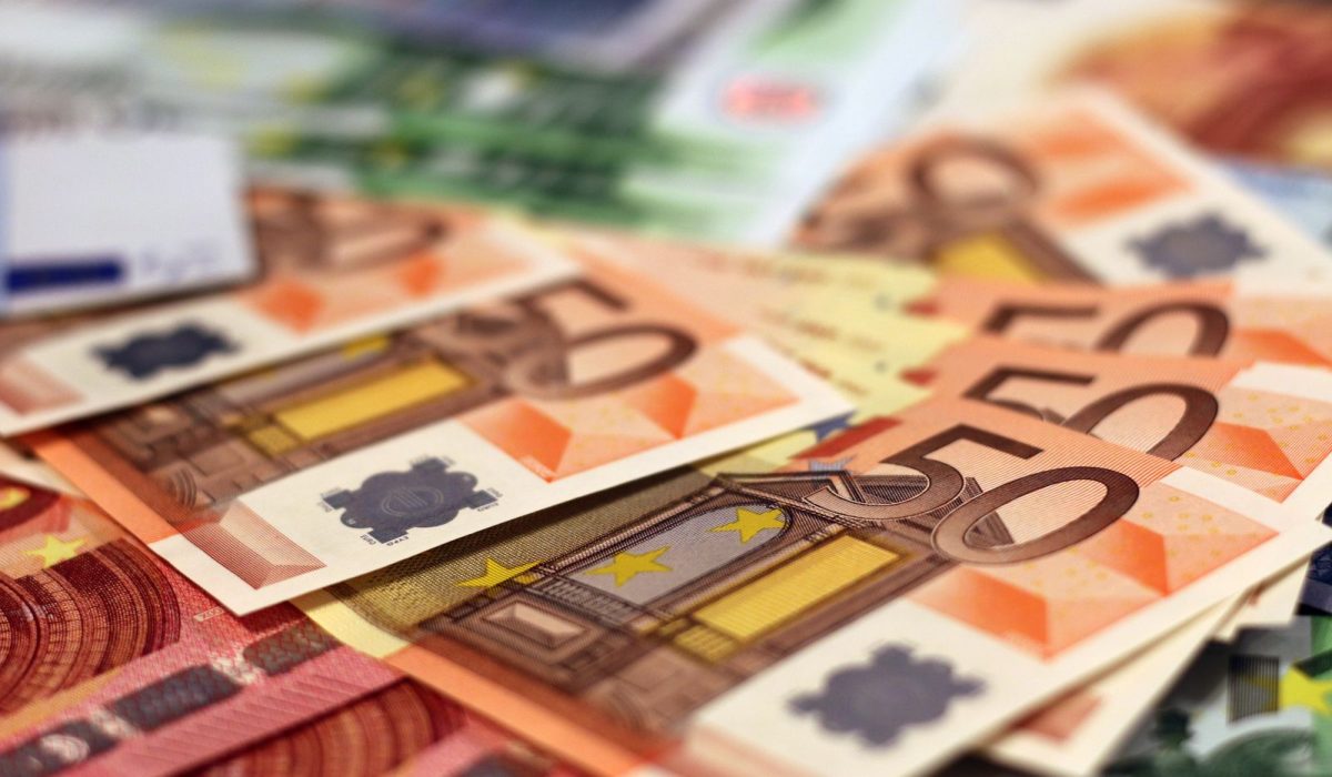 Stapel 50-Euro-Banknoten als Symbol fuer Festgeld und Sparen