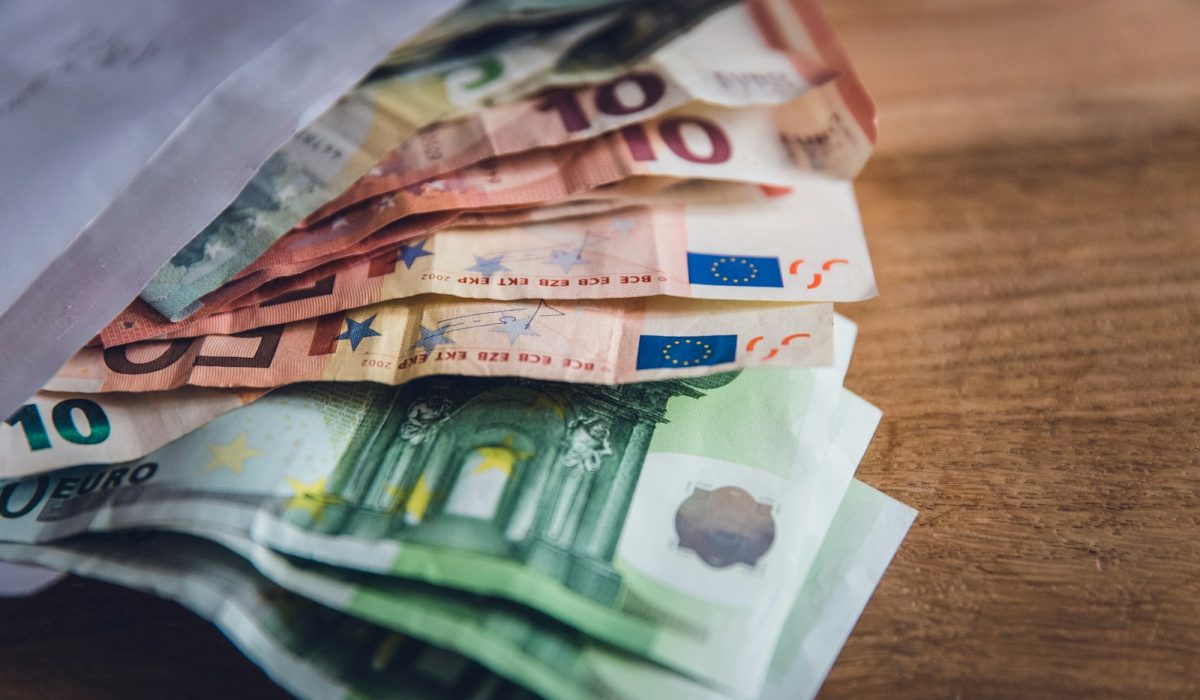 Euro-Banknoten auf einem Holztisch – Eurostat: Schuldenquote im Euroraum steigt auf 87,7 %
