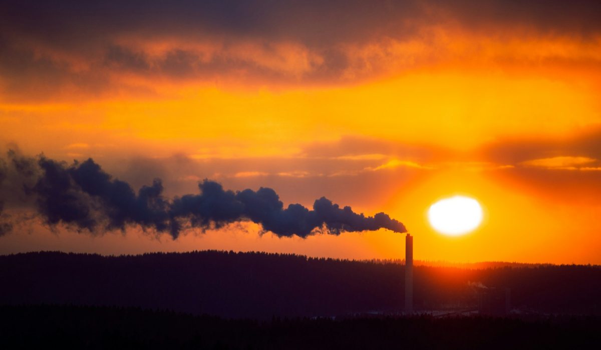 Industrieanlage mit Schornsteinen im goldenen Abendlicht – Eurozone-PMI fällt auf 51,9, Energiekosten bremsen Wachstum