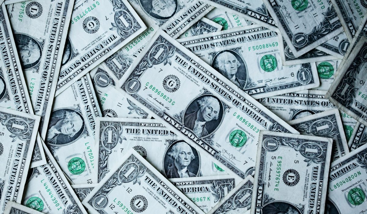 US-Dollar-Banknoten – Fed-Chef Warsh in Bangkok: Kein Zinssignal trotz hoher US-Inflation