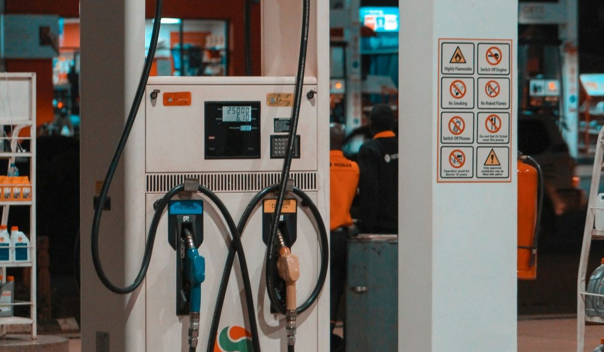 Zapfsäule an einer Tankstelle bei Nacht – Frankreich: Landesweite Proteste gegen hohe Lebenshaltungskosten