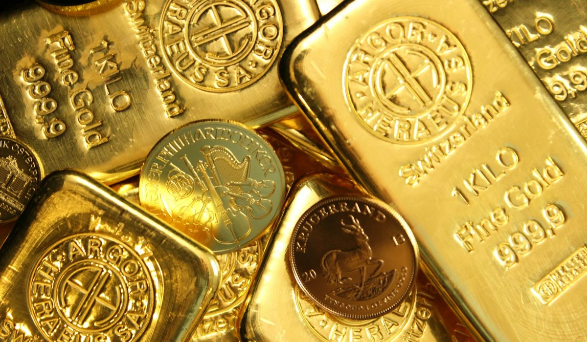 Goldbarren und Goldmünzen mit Prägung – Symbolbild für steuerfreien Goldverkauf nach der Spekulationsfrist