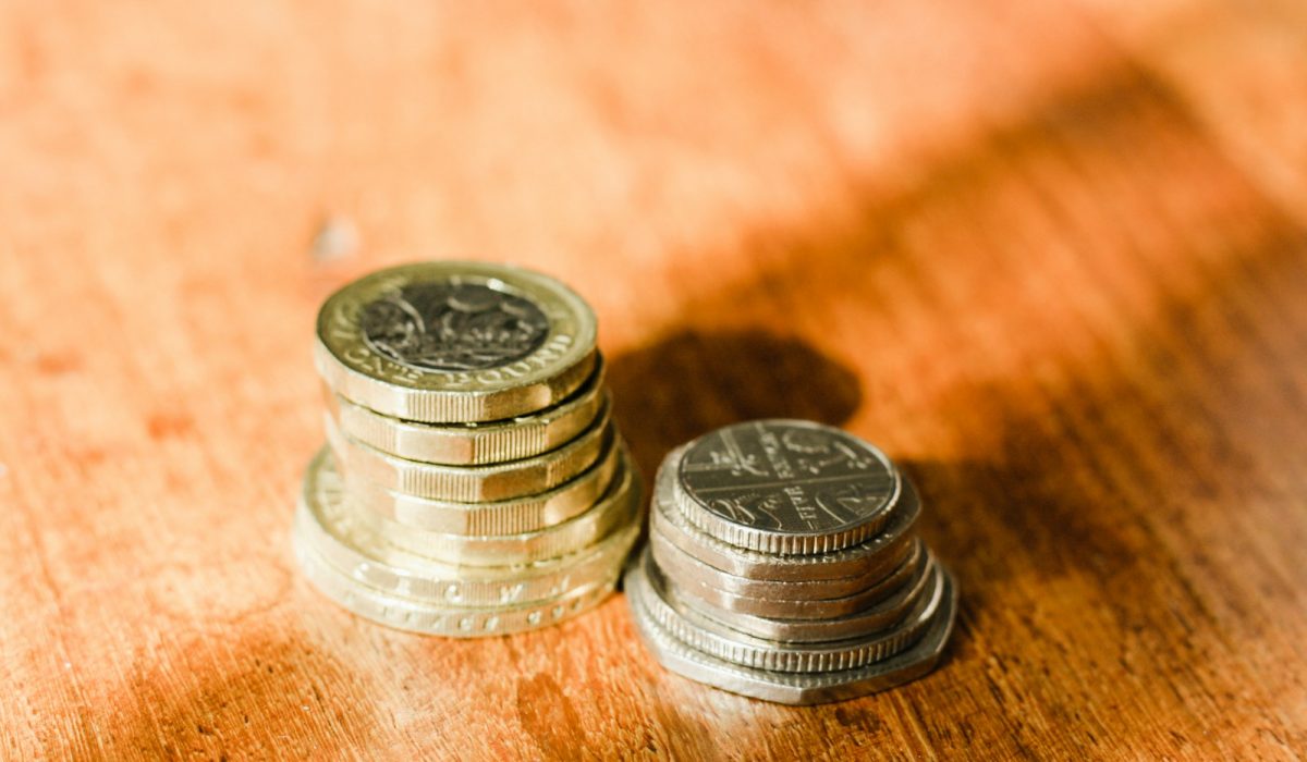 Gold- und silberfarbene Münzen – Großbritannien: Inflation steigt auf 3,5 %, Zinserhöhung im November rückt näher