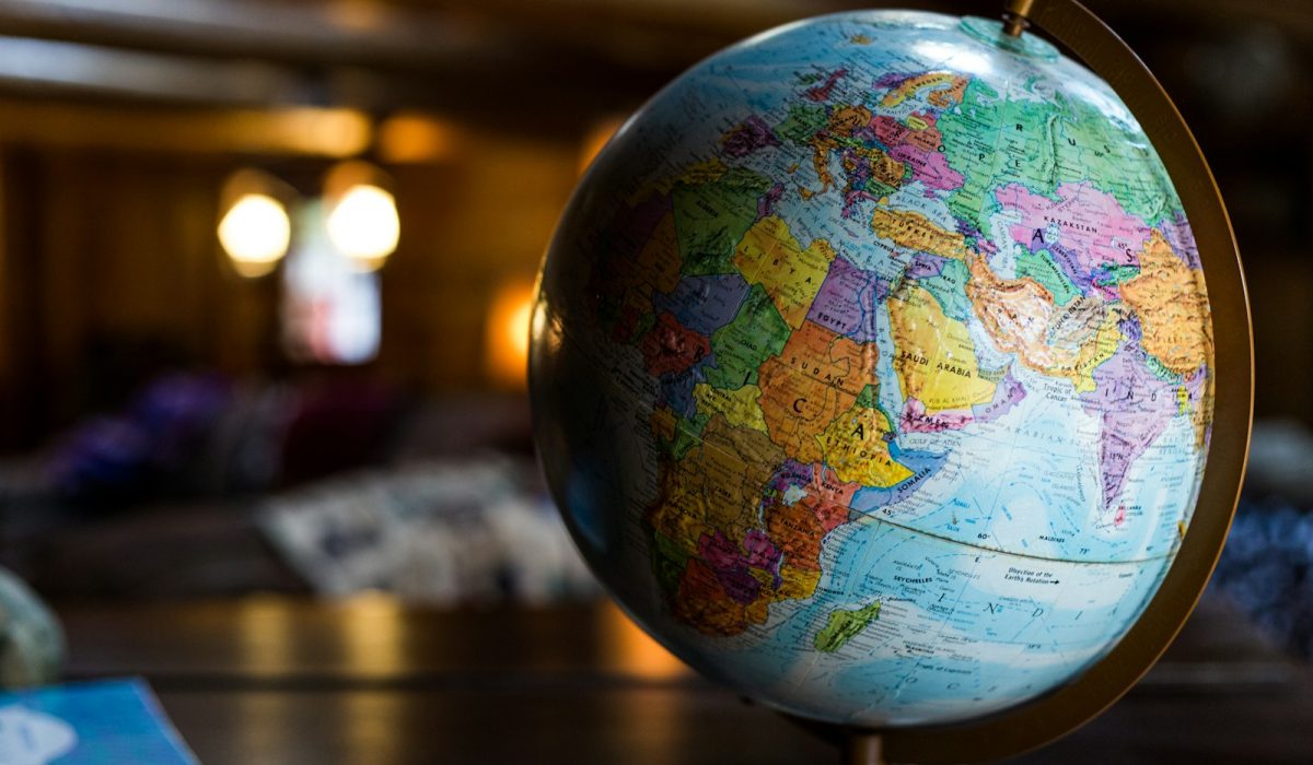 Globus auf einem Schreibtisch – IWF-Tagung in Bangkok endet mit Warnung vor Konflikten und Eklat um Russlands Finanzminister