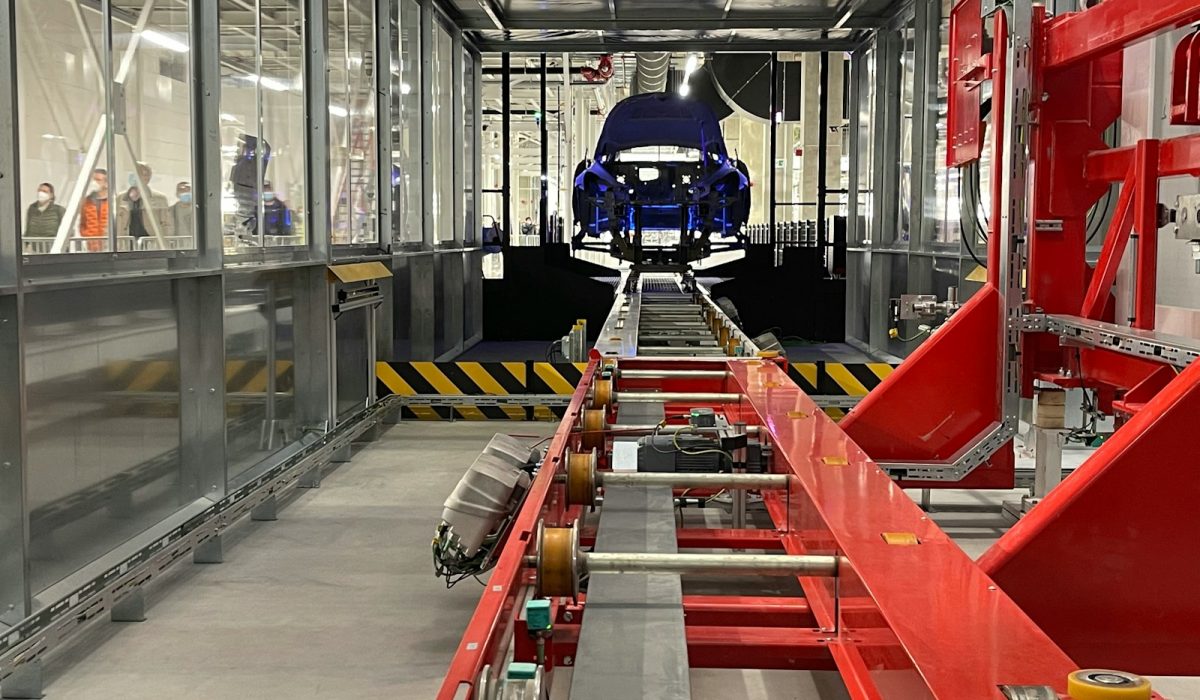 Sportwagen-Karosserie auf einem Montageband im Autowerk – Porsche wieder mit operativem Gewinn, Umsatz sinkt