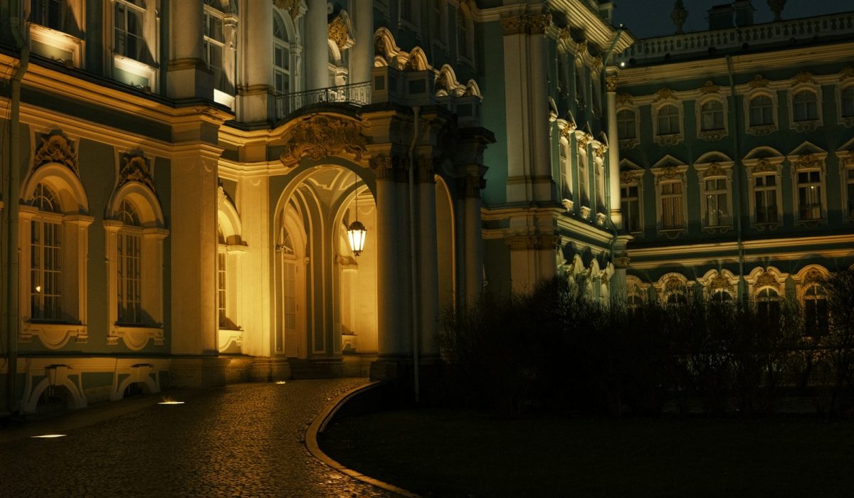 Beleuchteter Winterpalast in St. Petersburg bei Nacht – Putin empfängt Witkoff, Kreml bereit zu Dreiergesprächen