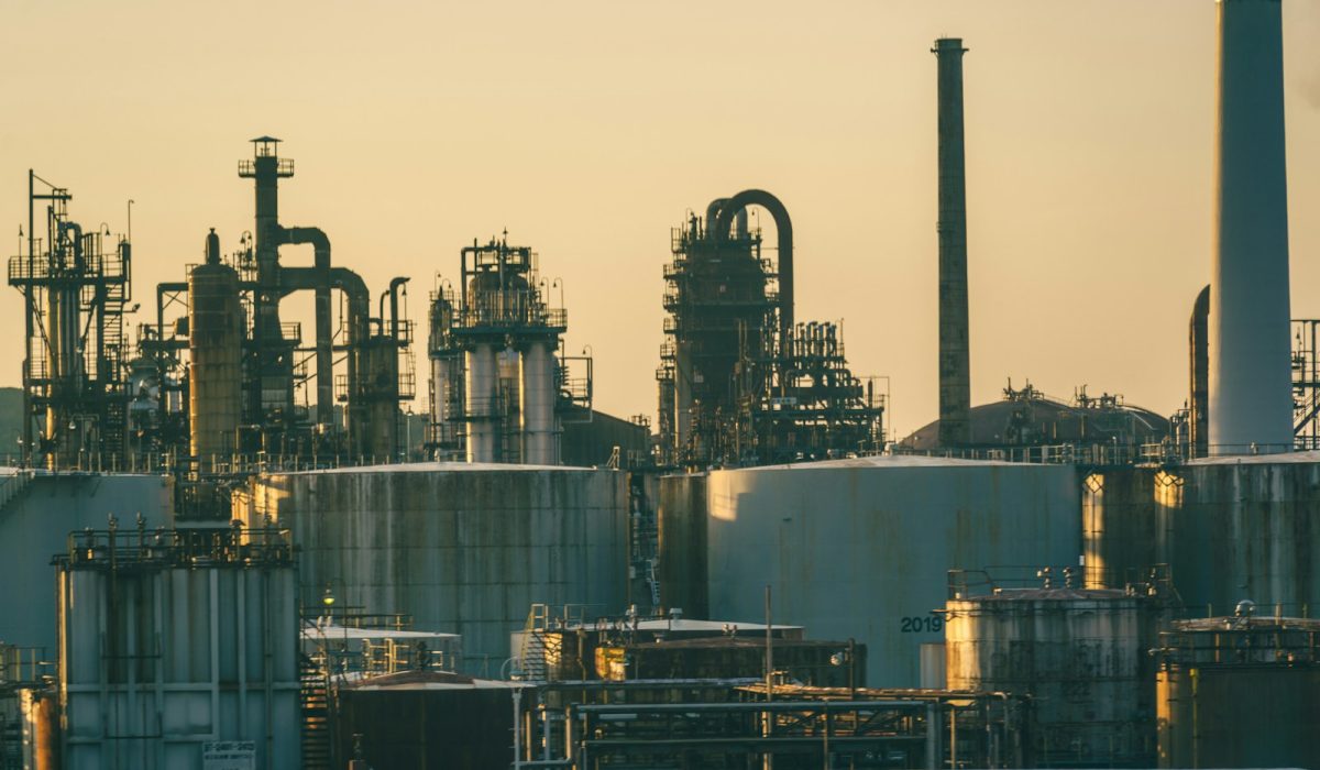 Raffinerie bei Sonnenuntergang – Titelbild: Trumps Diesel-Deal mit Putin und die Folgen für Europas Wirtschaft