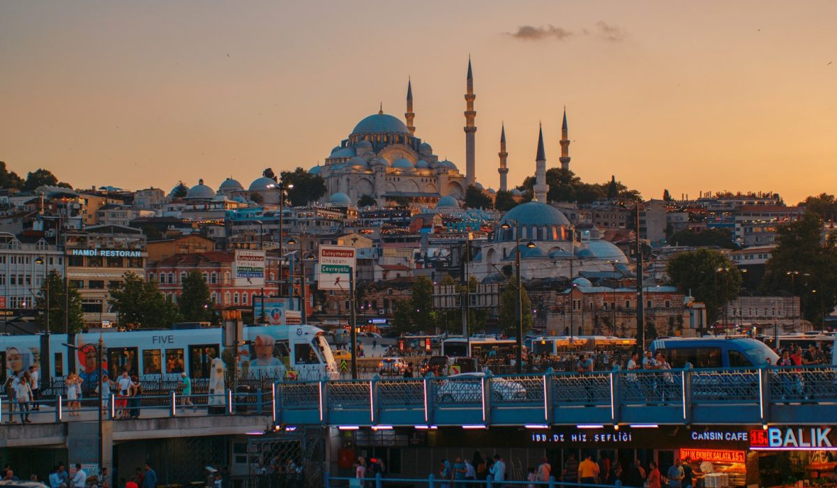 Istanbuler Altstadt mit Moschee im goldenen Abendlicht – Türkei senkt Leitzins auf 36 Prozent