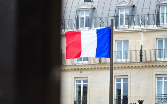 🇫🇷 Update: Nach Krawallen in Frankreich steigen Anleiherenditen – CAC 40 fällt