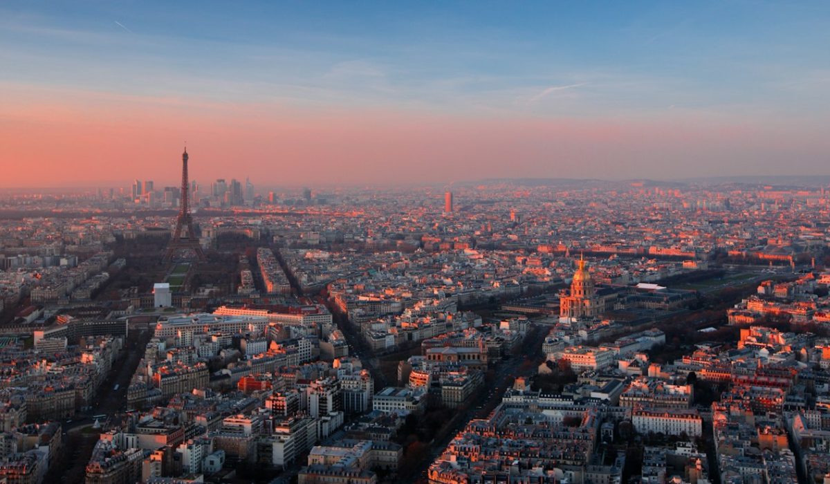 Luftaufnahme von Paris mit Eiffelturm im goldenen Abendlicht – Macron lässt nur noch Gewerkschafts-Demos zu, Frankreichs Anleihen unter Druck