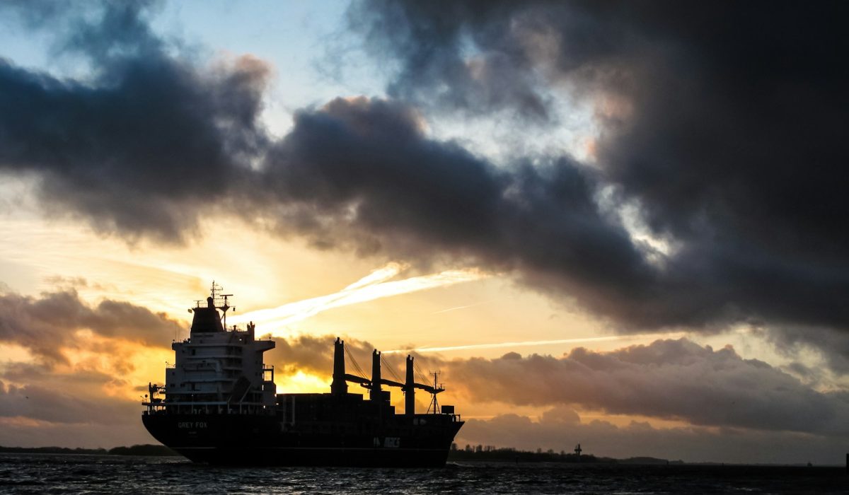 Öltanker auf See im Abendlicht – Iran meldet sieben getroffene Tanker vor Hormus, Brent steigt auf 112 Dollar