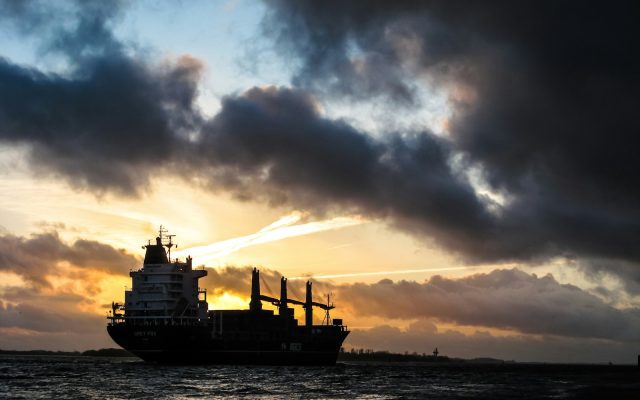 🚢 Update: Iran meldet sieben getroffene Tanker vor Hormus – Brent steigt auf 112 Dollar